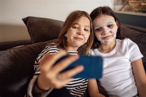 Duas amigas lésbicas se pegam gostoso na hora do sexo lésbico!